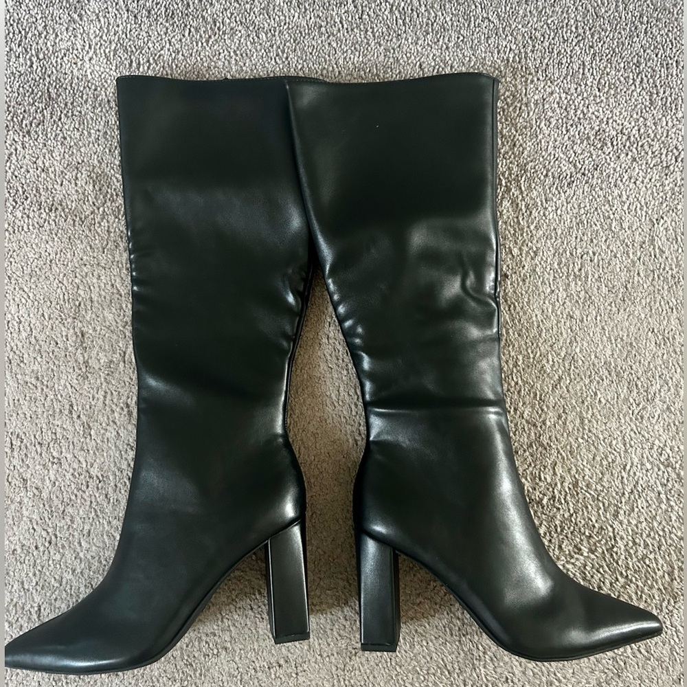 Heeled black boots